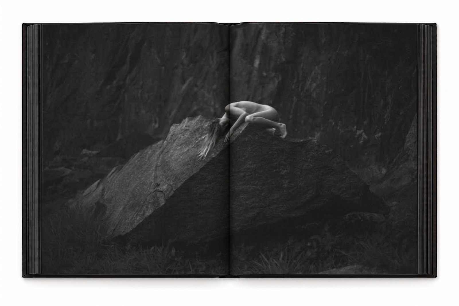 Mockup de DAWN aberto, com uma figura sobre pedra